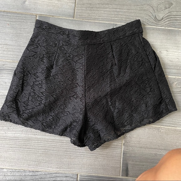 BLACK LACE SHORTS - Picture 2 of 4